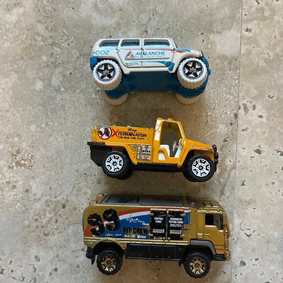 Matchbox & Hot Wheels Diecast Trucks Kombi Hummer Lot of 18 Vehicles - Picture 2 of 6